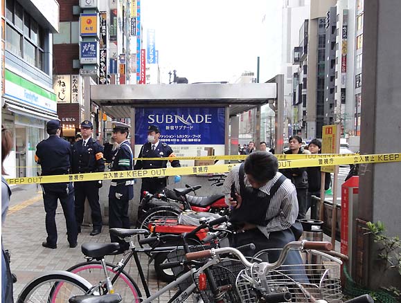 大地震で新宿が混乱 / 歌舞伎町では看板が歪み立入禁止