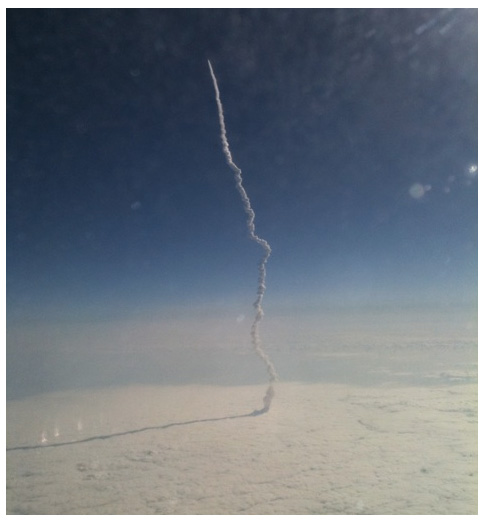 スペースシャトル「エンデバー」の最後の打ち上げを飛行機の中からiPhoneで撮影した写真がスゴい！