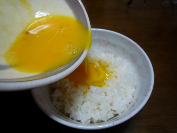 ANA機内用スープ「ビーフコンソメ」で作った『卵かけご飯』が激ウマ
