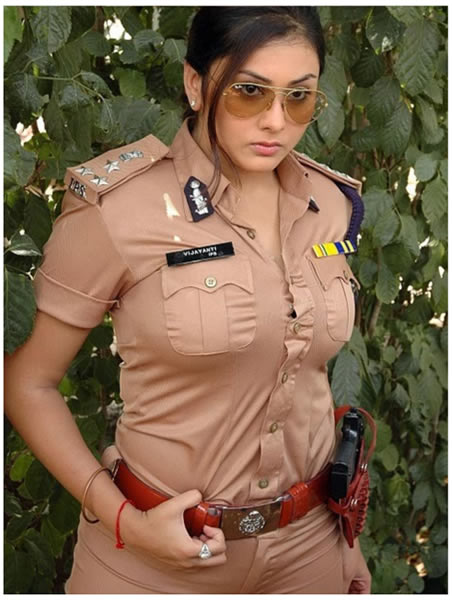 南インドの爆裂ダイナマイトセクシー女優 Namitha ナミータ さんの警官コスプレがド迫力すぎてヤバい ロケットニュース24
