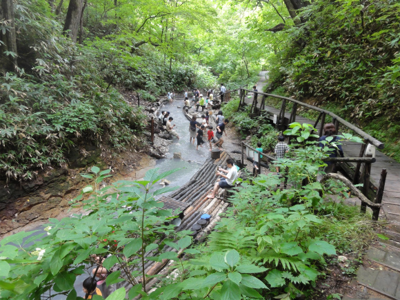 川の水が100%天然温泉というスゴイ川が北海道に存在！ 灰色の流れが神秘的