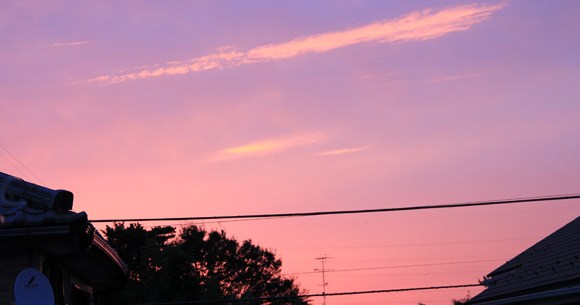 ピンクの空で東京きれいな朝焼け オレンジに光る横一文字の雲など ロケットニュース24