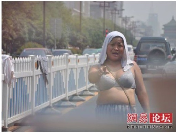 白昼堂々ブラジャー姿でカネを要求する謎の女性が中国に現る / 要求を断ると愛車が大変なことに！