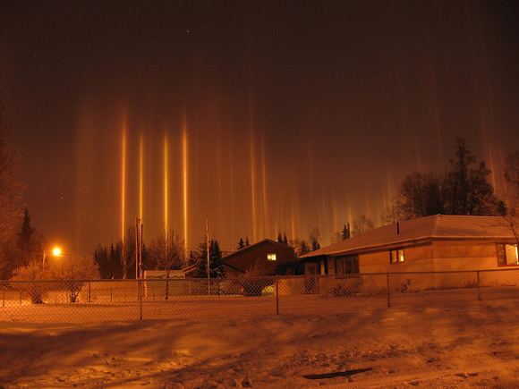 空に何本もの光の柱が 幻想的で美しい 光柱 の画像 ロケットニュース24