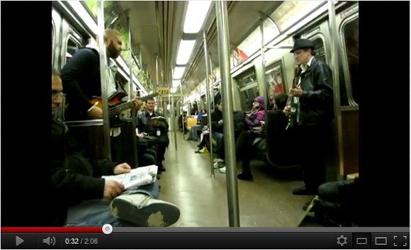 これは激レア映像!!　地下鉄車内でスーパーマリオのテーマ曲を奏でる2人組