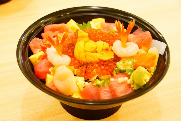 新宿で最強激ウマ寿司食べ放題キター!! ウニやイクラがたっぷり乗った豪華ちらしが食べ放題なのに1000円でお釣りが来る