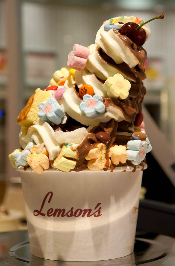 【超食べる彼女】量り売りのアイスクリーム屋で限界に挑戦！ 総量約4キロのアイスを食らうアイドルたち