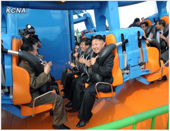 【北朝鮮】遊園地ではしゃぐ金正恩の横に金正日のような人が写っていると話題に