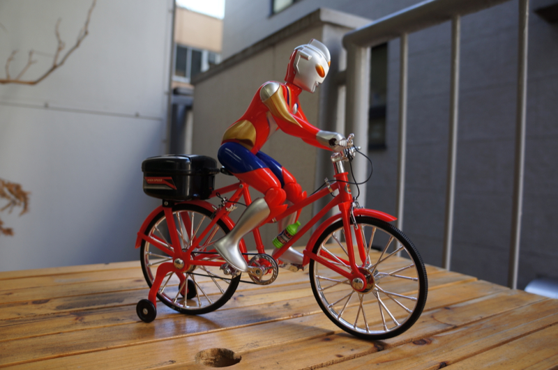 マジでカオス】補助輪付き自転車に乗ったウルトラマン / メロディーに