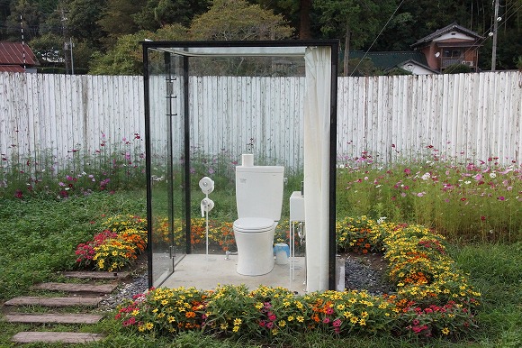【世界よ、これが日本だ。】千葉の田舎にある『世界一広い公衆トイレ』がまるで天国！花畑のなかで用を足す究極の体験が可能