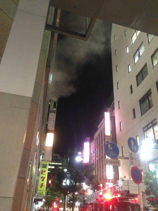 【速報】渋谷の東急プラザ付近で火災発生 / 白煙が出るなか見物人とマスコミ殺到