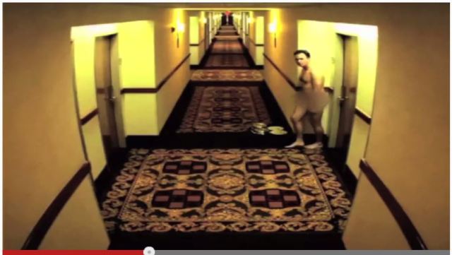 【人生教訓動画】裸でホテルの部屋から閉め出されるとこんな惨劇が起こります