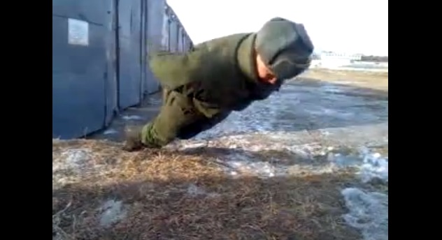 衝撃動画 ロシア軍人の 腕を使わない腕立て伏せ がスゴイと話題に ロケットニュース24