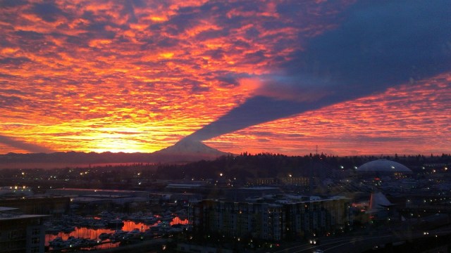 【絶景写真】雲に映る山の影はこんなにも美しい