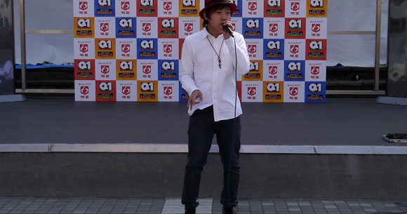 新宿 まさかの超展開に通行人驚愕 突然始まった ビートボクサー のパフォーマンスが超絶カッコいいッ ロケットニュース24