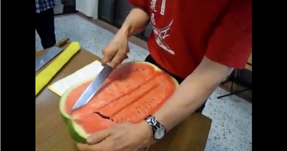 プロの技 これは必見 絶対に汁が垂れてこないスイカの切り方 ロケットニュース24
