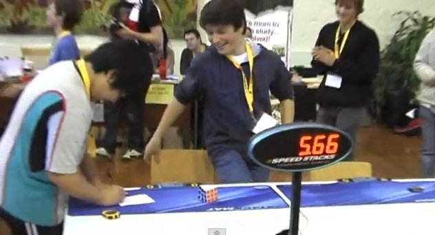 【神業動画】それではルービックキューブ世界記録「5秒66」の超絶スピードをご覧ください
