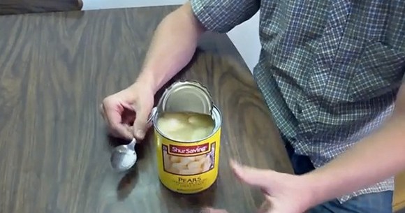 豆知識動画 缶詰めをスプーンだけで開ける方法 ロケットニュース24