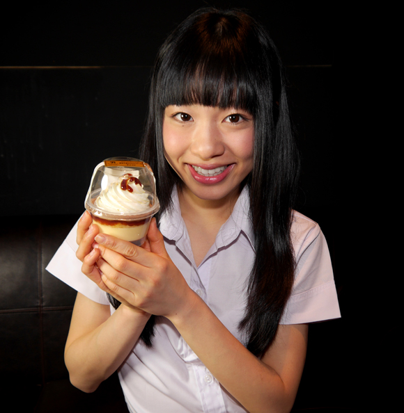 【コンビニ美少女】東京牛乳のぷりんケーキ / セブンイレブン