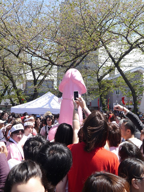 【画像多数】日本有数の奇祭「かなまら祭り」開催！ 男根が練り歩く様子は予想よりもはるかに「カオス」だった