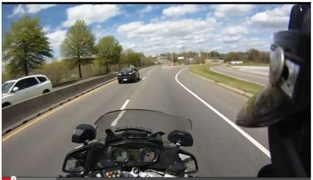 バイク警官の目から見た逃走者追跡動画が見入ってしまうほど面白い！