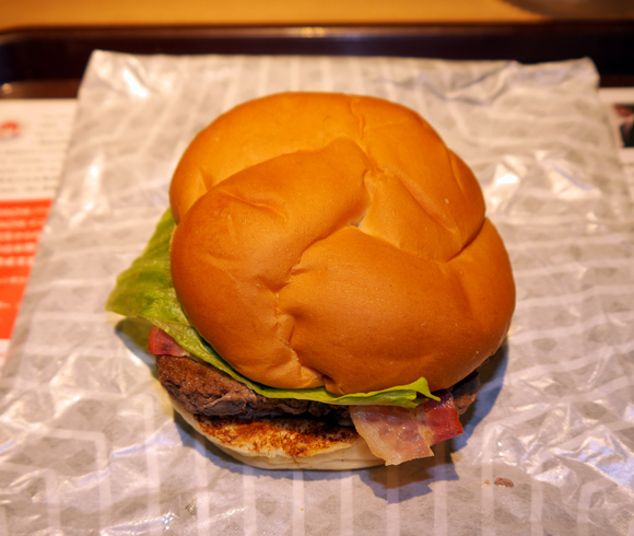 公募から生まれたウェンディーズの新商品「TOMODACHIバーガー」を食べてみた / BBQソースが激ウマでヨダレ出る