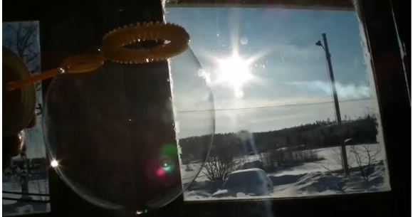 不思議現象 極寒の地でシャボン玉をふくらませるとこうなる ロケットニュース24