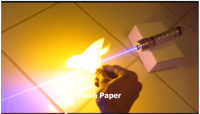 【未来の始まり】紙やピンポン玉を軽々焼き尽くす「リアル・ライトセーバー」が開発される！