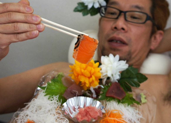 【禁断グルメ】女体盛りを食べてみた / 盛られた人「自分を食べられているみたいでゾクゾクする」 | ロケットニュース24