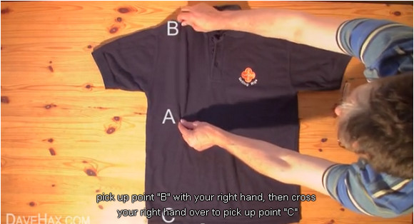 【動画あり】 これは覚えておきたい！ たった2秒でシャツをたたむ方法