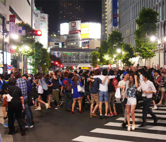 【危険速報】ワールドカップ予選で渋谷が超大混乱! スクランブル交差点が封鎖された影響で別の交差点がカオス状態に - ロケットニュース24