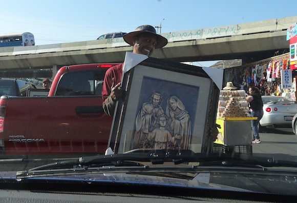 【メキシコ】渋滞中に現れるモノ売りが完全にカオスな件 / 「子犬」や「額縁に入った巨大な絵」など