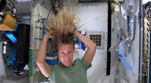 宇宙旅行に行きたい人必見！ 宇宙飛行士が直伝する無重力状態での髪の毛の洗い方動画