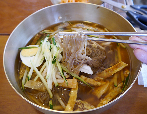 外務省が注意喚起！ 韓国の冷麺やのり巻きから糞便にも含まれる大腸菌が検出される