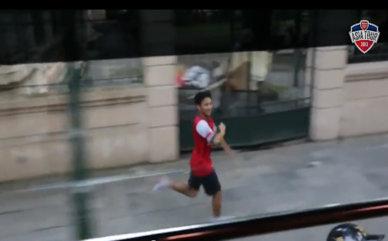 衝撃サッカー動画 アーセナルの熱狂的ファンが選手バスを8キロ追いかけて車内へ招き入れられる動画が話題 ロケットニュース24