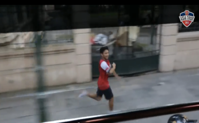 【衝撃サッカー動画】アーセナルの熱狂的ファンが選手バスを8キロ追いかけて車内へ招き入れられる動画が話題