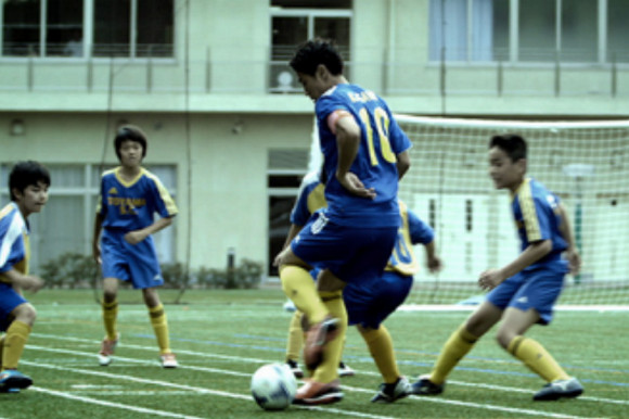 衝撃サッカー動画 香川真司が小学生のサッカー試合にドッキリ途中出場 子どもたちがスーパープレーに唖然 ロケットニュース24