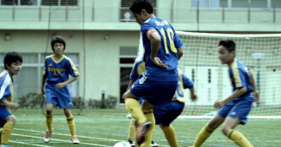衝撃サッカー動画 香川真司が小学生のサッカー試合にドッキリ途中出場 子どもたちがスーパープレーに唖然 ロケットニュース24