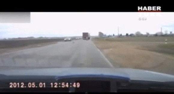 これはマジで幽霊か!? 高速道路を爆走するトラックを「すり抜ける人」が撮影される