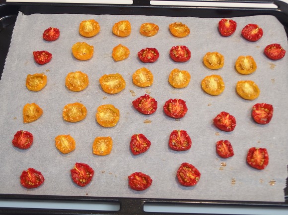 【レシピ】オーブンレンジでドライトマトを作る超簡単な方法 / 2時間放置すればミニトマトが激ウマのセミドライトマトに変身！