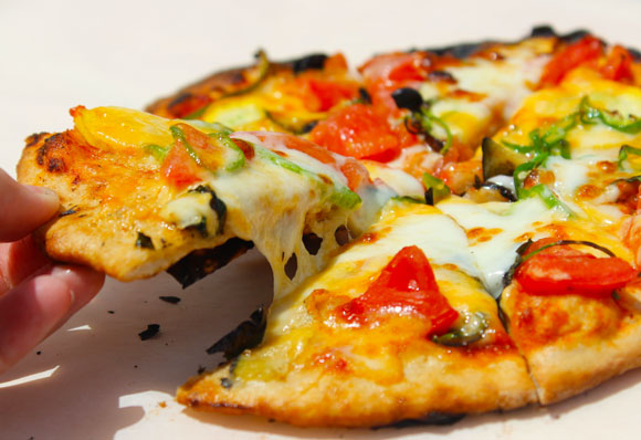 【レシピあり】東京の朝市で開催されたワークショップで手作りピザを作ってみた / 石窯で焼く絶品ピザに感動