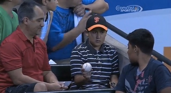 Generous young fan saves the day8_580