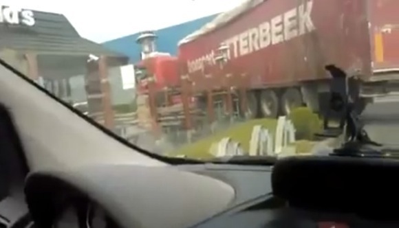 マクドナルドのドライブスルーに10トントラックで突入して店を破壊しながらトンズラする動画が話題