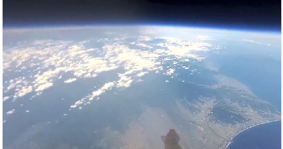 動画 日本初 Iphoneを成層圏まで飛ばして地球の撮影に成功 太平洋上で機器の回収は日本で2例目 ロケットニュース24