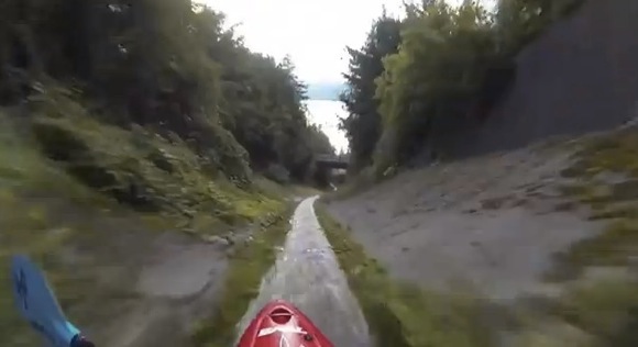 【衝撃動画】最高時速56キロ！ 排水路をカヤックで爆走するとこうなる