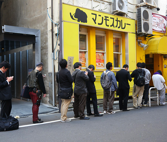さらば 東京 秋葉原マンモスカレー 食べ納めの客が殺到で2時間待ちの行列ができる ロケットニュース24