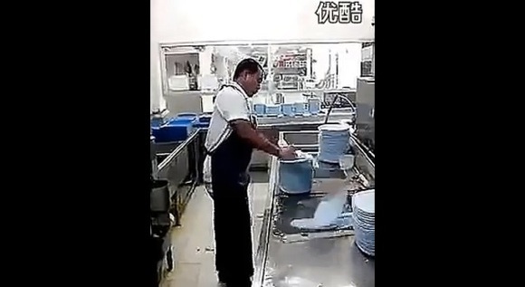 【爆速動画】10秒で50枚!! 神レベルのスピードで皿洗いをする「皿洗い兄貴」が話題