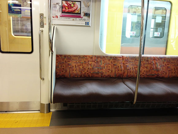 【愚痴】電車で座席に座ると100％私の前に人が立ちます / まっさきに立ちます！ やめて！