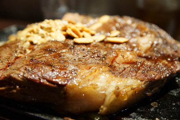 【肉好き必見】コスパも味も最強レベル！ 立ち食い炭焼ステーキ店『いきなり！ステーキ』が素晴らしすぎた件