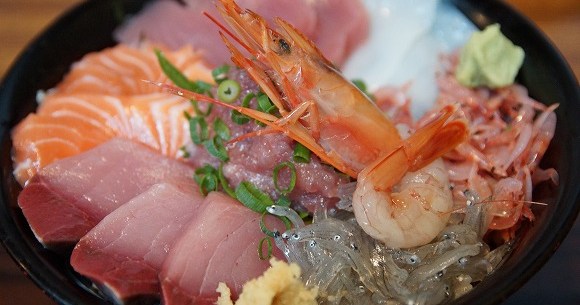 コスパ最強 デカ盛り海鮮丼と巨大鯵 尾赤アジ の刺身が格安で食べられる食堂 魚河岸 丸天 ロケットニュース24